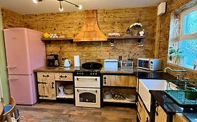 Superb Large Bespoke 5 Star Detached Villa, Prime Location, Belfast Stay